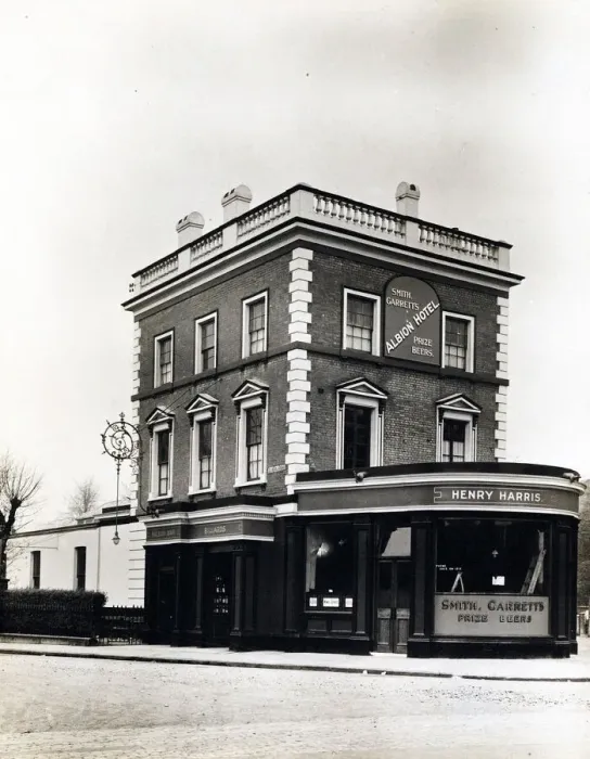 Framed Print : Photograph of Albion PH, Stoke Newington, London Framed Print : Photograph of Albion PH, Stoke Newington, London