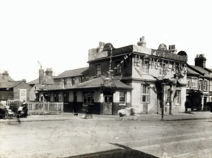 Framed Print : Photograph of Army & Navy Hotel, Southend, Essex Framed Print : Photograph of Army & Navy Hotel, Southend, Essex