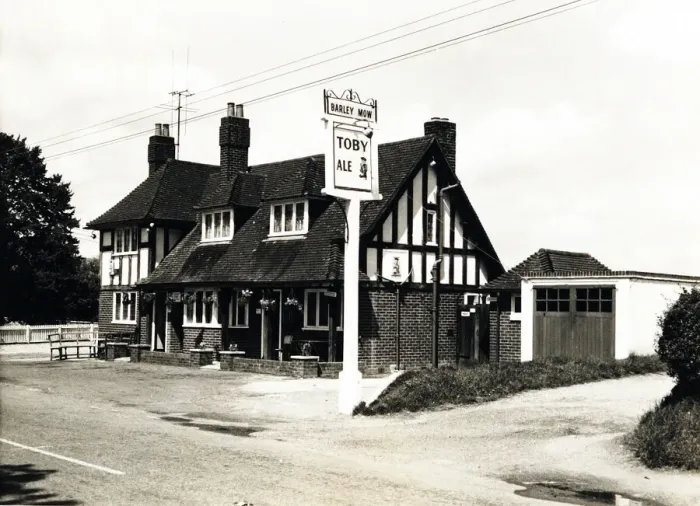 Framed Print : Photograph of Barley Mow PH, Blewbury, Oxfordshire Framed Print : Photograph of Barley Mow PH, Blewbury, Oxfordshire