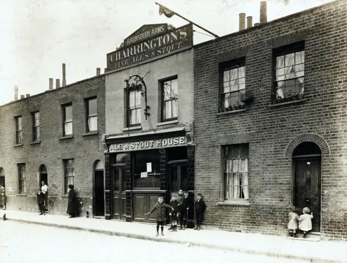 Framed Print : Photograph of Barnsbury Arms, Barnsbury, London Framed Print : Photograph of Barnsbury Arms, Barnsbury, London
