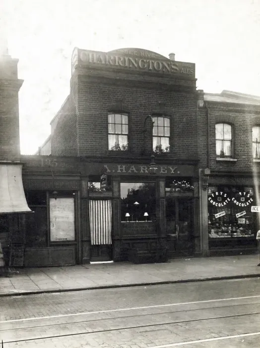 Framed Print : Photograph of Beehive PH, Wandsworth, London Framed Print : Photograph of Beehive PH, Wandsworth, London