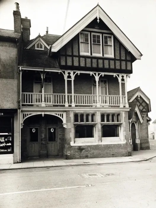 Framed Print : Photograph of Bell Inn, Henfield, Sussex Framed Print : Photograph of Bell Inn, Henfield, Sussex