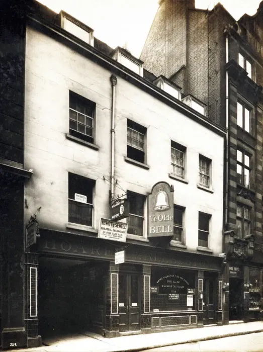 Framed Print : Photograph of Bell & Three Tuns PH, Holborn, London Framed Print : Photograph of Bell & Three Tuns PH, Holborn, London