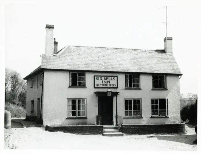Framed Print : Photograph of Six Bells PH, Honiton, Devon Framed Print : Photograph of Six Bells PH, Honiton, Devon