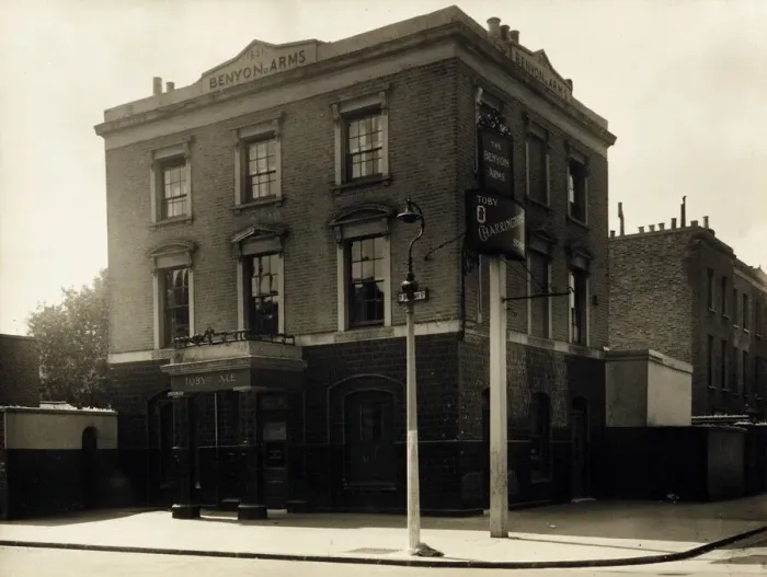 Framed Print : Photograph of Benyon Arms, Kingsland, London Framed Print : Photograph of Benyon Arms, Kingsland, London