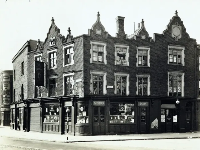 Framed Print : Photograph of Black Bull PH, Southwark, London Framed Print : Photograph of Black Bull PH, Southwark, London