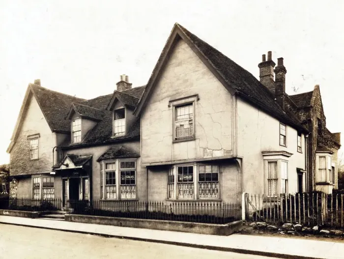 Framed Print : Photograph of Blighs Hotel, Sevenoaks, Kent Framed Print : Photograph of Blighs Hotel, Sevenoaks, Kent