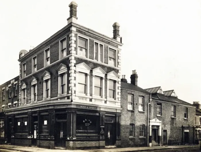 Framed Print : Photograph of Bolton Hotel, Chiswick, London Framed Print : Photograph of Bolton Hotel, Chiswick, London