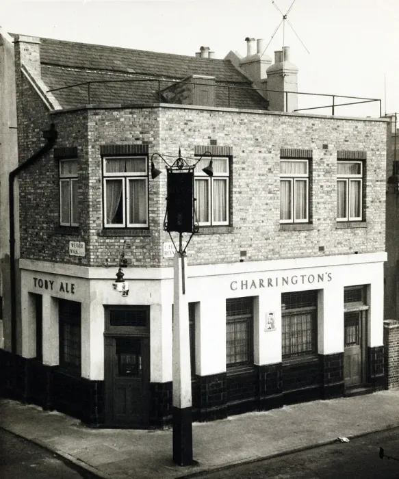 Framed Print : Photograph of Bricklayers Arms, Norwood (New), London Framed Print : Photograph of Bricklayers Arms, Norwood (New), London