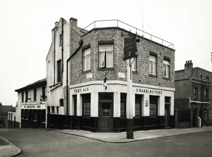 Framed Print : Photograph of Bricklayers Arms, Norwood (New), London Framed Print : Photograph of Bricklayers Arms, Norwood (New), London