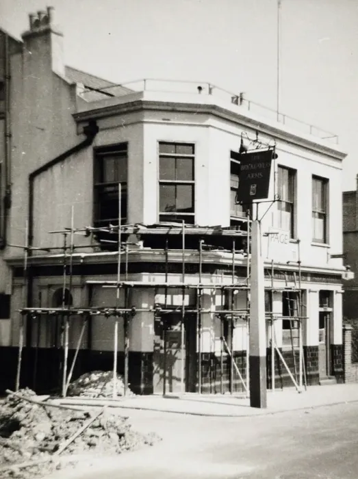 Framed Print : Photograph of Bricklayers Arms, Norwood (Old), London Framed Print : Photograph of Bricklayers Arms, Norwood (Old), London