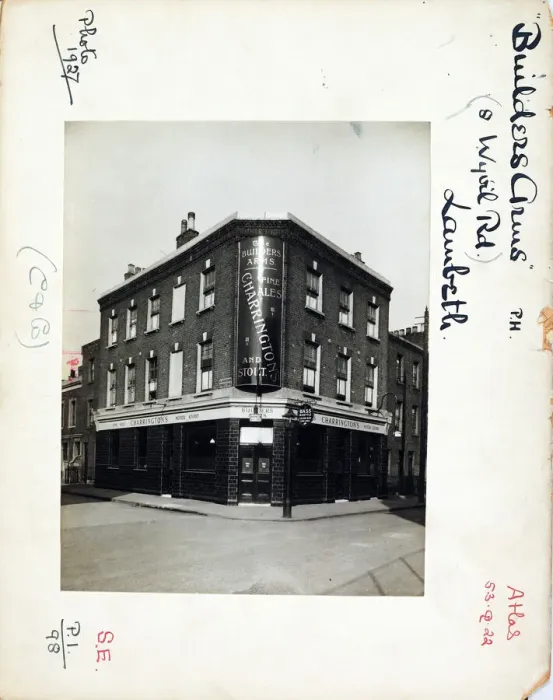 Framed Print : Photograph of Builders Arms, Lambeth, London Framed Print : Photograph of Builders Arms, Lambeth, London