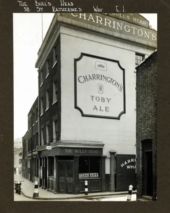 Framed Print : Photograph of Bulls Head PH, East Smithfield (Old), London Framed Print : Photograph of Bulls Head PH, East Smithfield (Old), London