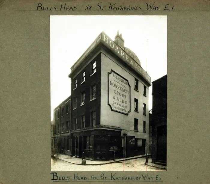 Framed Print : Photograph of Bulls Head PH, East Smithfield (Old), London Framed Print : Photograph of Bulls Head PH, East Smithfield (Old), London