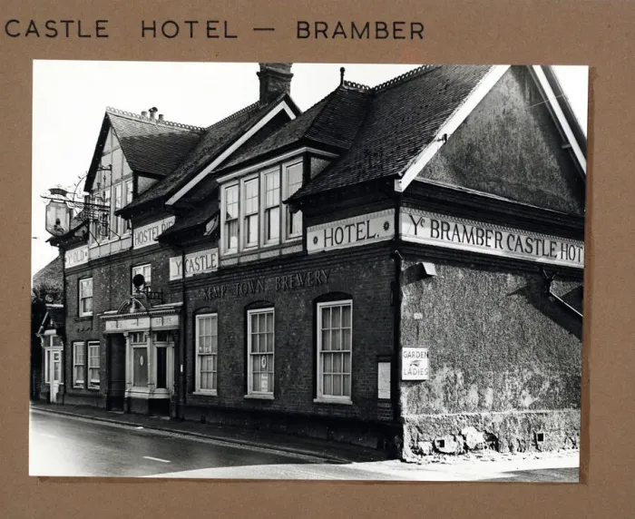 Framed Print : Photograph of Castle Hotel, Bramber, Sussex Framed Print : Photograph of Castle Hotel, Bramber, Sussex
