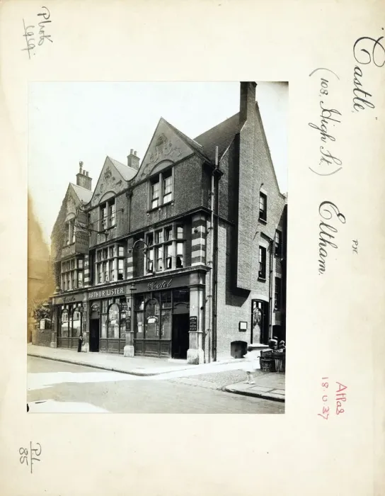 Framed Print : Photograph of Castle PH, Eltham (Old), Greater London Framed Print : Photograph of Castle PH, Eltham (Old), Greater London