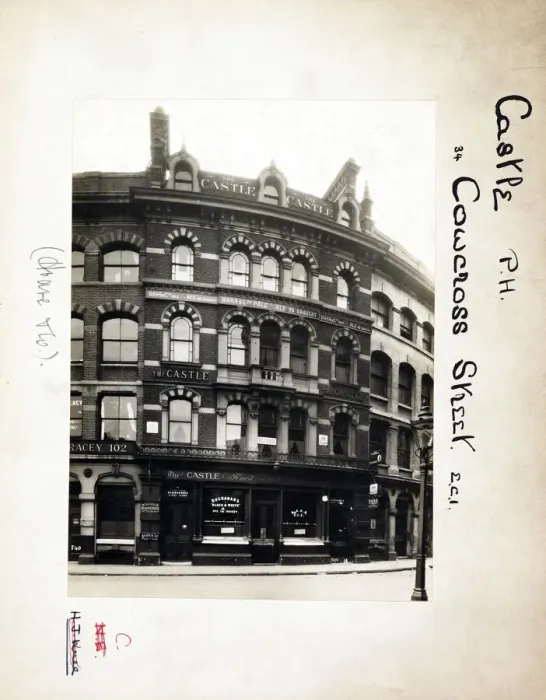 Framed Print : Photograph of Castle PH, Farringdon, London Framed Print : Photograph of Castle PH, Farringdon, London