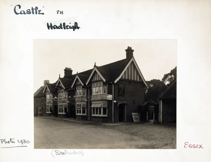 Framed Print : Photograph of Castle PH, Hadleigh, Essex Framed Print : Photograph of Castle PH, Hadleigh, Essex