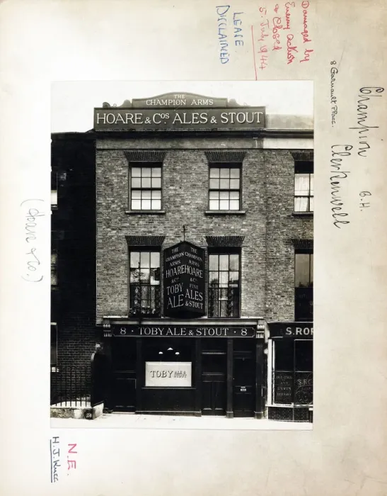 Framed Print : Photograph of Champion Arms, Clerkenwell, London Framed Print : Photograph of Champion Arms, Clerkenwell, London