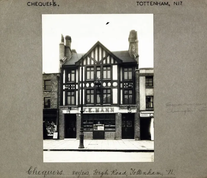 Framed Print : Photograph of Chequers PH, Tottenham, London Framed Print : Photograph of Chequers PH, Tottenham, London
