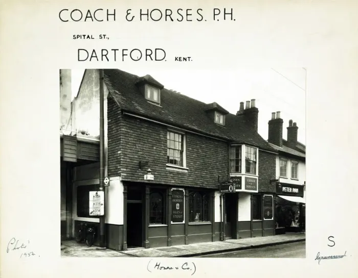 Framed Print : Photograph of Coach & Horses PH, Dartford, Kent Framed Print : Photograph of Coach & Horses PH, Dartford, Kent