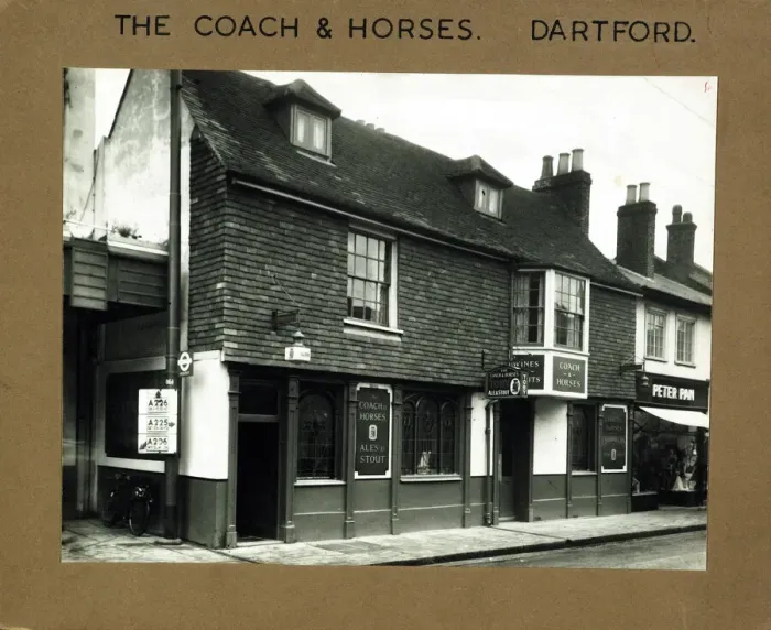 Framed Print : Photograph of Coach & Horses PH, Dartford, Kent Framed Print : Photograph of Coach & Horses PH, Dartford, Kent