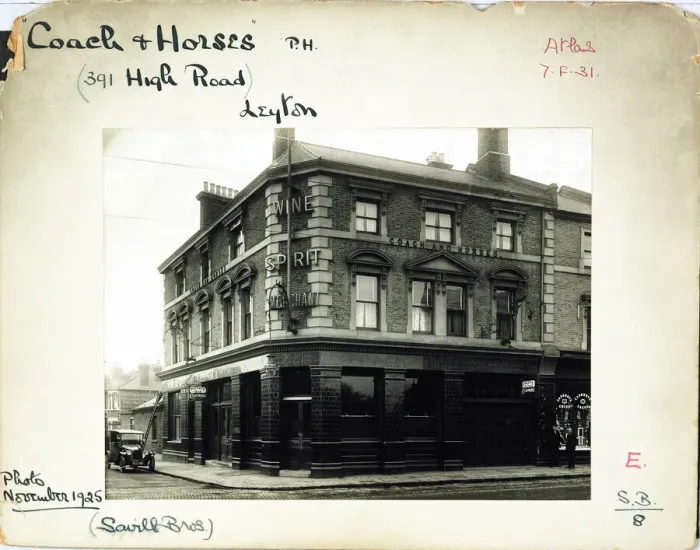Framed Print : Photograph of Coach & Horses PH, Leyton, London Framed Print : Photograph of Coach & Horses PH, Leyton, London