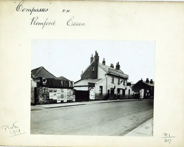 Framed Print : Photograph of Compasses PH, Romford, Essex Framed Print : Photograph of Compasses PH, Romford, Essex