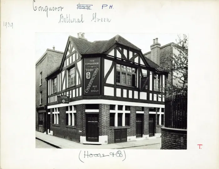 Framed Print : Photograph of Conqueror PH, Bethnal Green, London Framed Print : Photograph of Conqueror PH, Bethnal Green, London