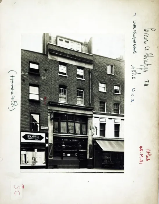Framed Print : Photograph of Crown & Grapes PH, Soho, London Framed Print : Photograph of Crown & Grapes PH, Soho, London