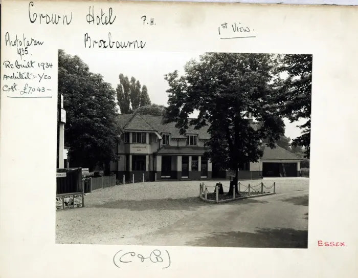 Framed Print : Photograph of Crown Hotel, Broxbourne, Hertfordshire Framed Print : Photograph of Crown Hotel, Broxbourne, Hertfordshire
