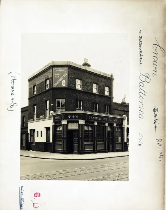 Framed Print : Photograph of Crown PH, Battersea, London Framed Print : Photograph of Crown PH, Battersea, London