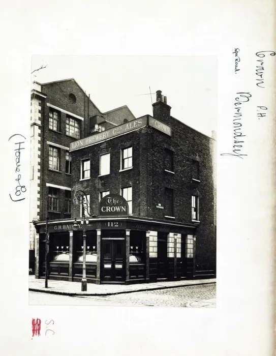 Framed Print : Photograph of Crown PH, Bermondsey, London Framed Print : Photograph of Crown PH, Bermondsey, London