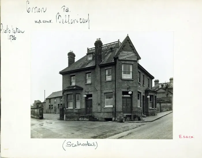 Framed Print : Photograph of Crown PH, Billericay, Essex Framed Print : Photograph of Crown PH, Billericay, Essex