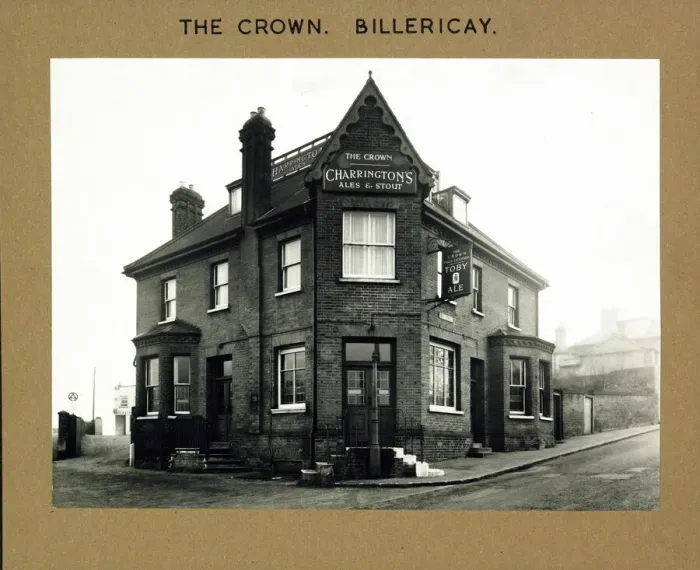Framed Print : Photograph of Crown PH, Billericay, Essex Framed Print : Photograph of Crown PH, Billericay, Essex