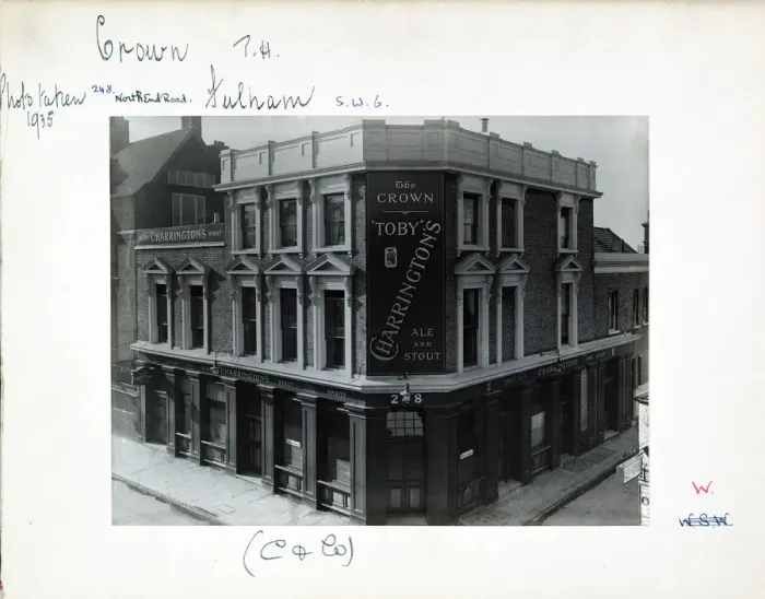 Framed Print : Photograph of Crown PH, Fulham, London Framed Print : Photograph of Crown PH, Fulham, London