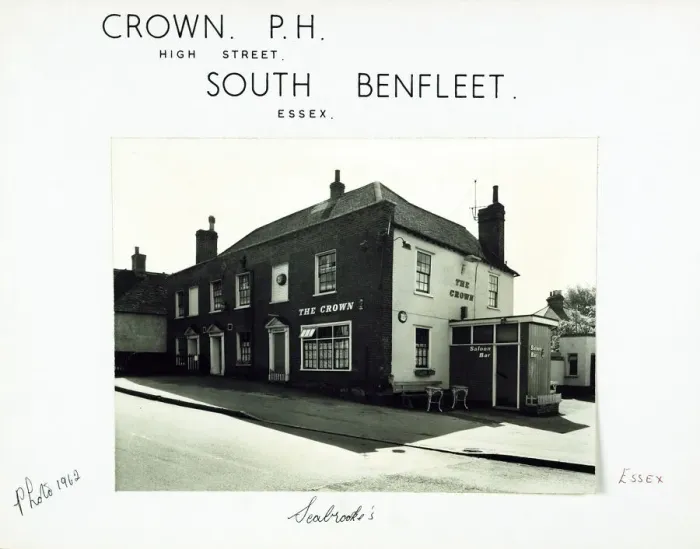 Framed Print : Photograph of Crown PH, South Benfleet, Essex Framed Print : Photograph of Crown PH, South Benfleet, Essex