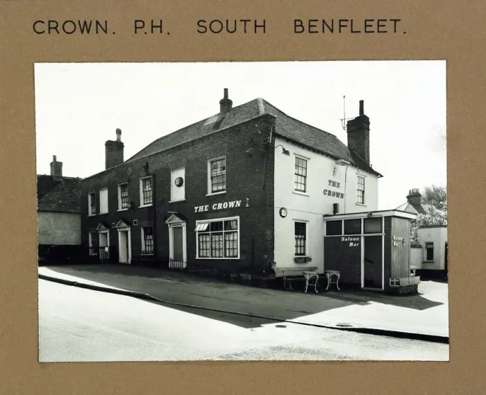 Framed Print : Photograph of Crown PH, South Benfleet, Essex Framed Print : Photograph of Crown PH, South Benfleet, Essex