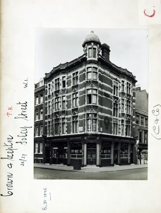 Framed Print : Photograph of Crown & Sceptre PH, Bloomsbury, London Framed Print : Photograph of Crown & Sceptre PH, Bloomsbury, London