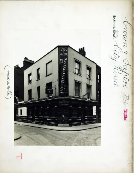Framed Print : Photograph of Crown & Sceptre PH, Islington, London Framed Print : Photograph of Crown & Sceptre PH, Islington, London