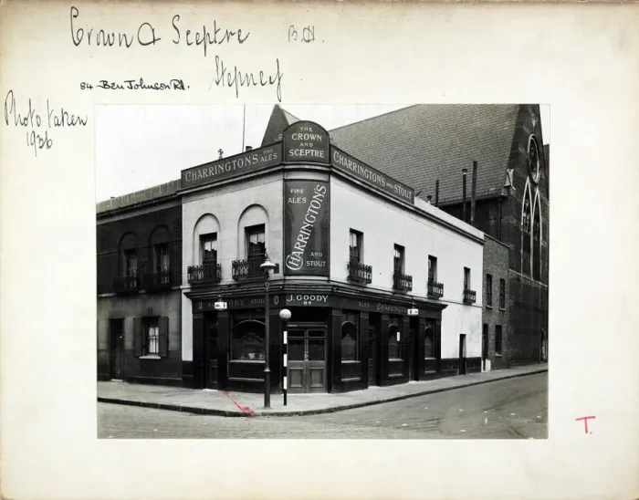 Framed Print : Photograph of Crown & Sceptre PH, Stepney, London Framed Print : Photograph of Crown & Sceptre PH, Stepney, London