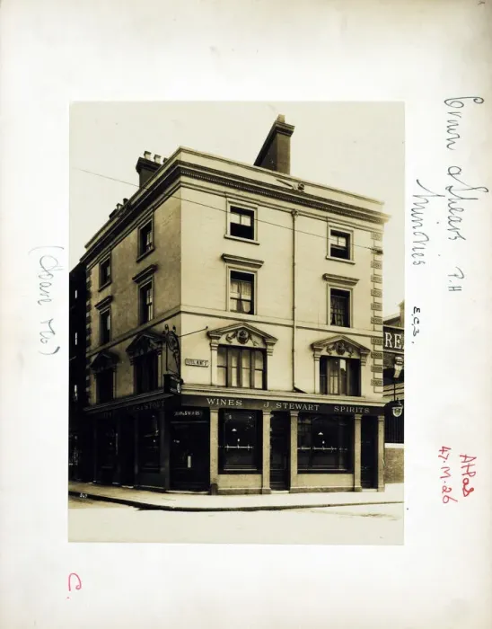 Framed Print : Photograph of Crown & Shears PH, Minories, London Framed Print : Photograph of Crown & Shears PH, Minories, London