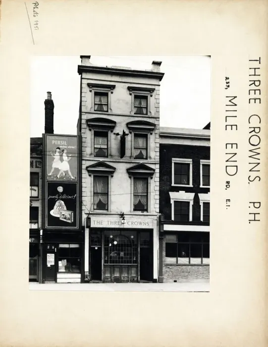 Framed Print : Photograph of Three Crowns PH, Mile End, London Framed Print : Photograph of Three Crowns PH, Mile End, London