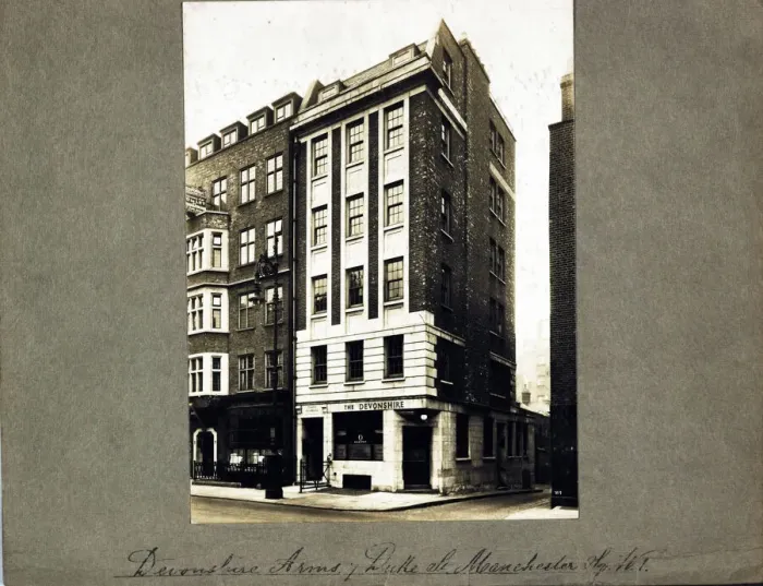 Framed Print : Photograph of Devonshire Arms, Marylebone, London Framed Print : Photograph of Devonshire Arms, Marylebone, London