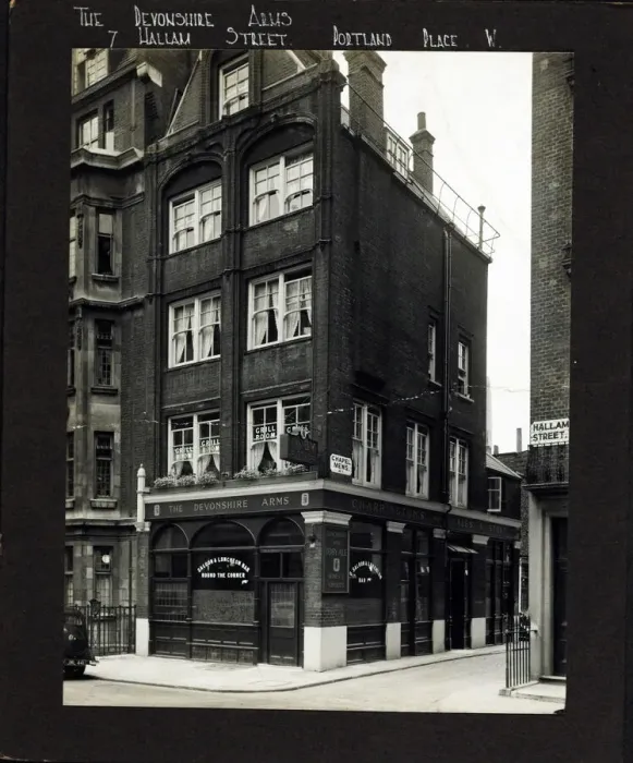 Framed Print : Photograph of Devonshire Arms, Portland Place, London Framed Print : Photograph of Devonshire Arms, Portland Place, London