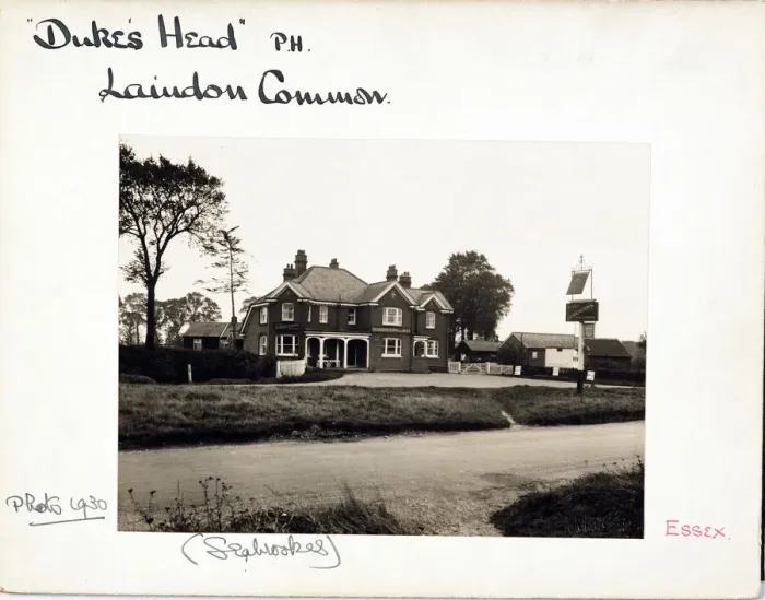 Framed Print : Photograph of Dukes Head PH, Laindon Common, Essex Framed Print : Photograph of Dukes Head PH, Laindon Common, Essex