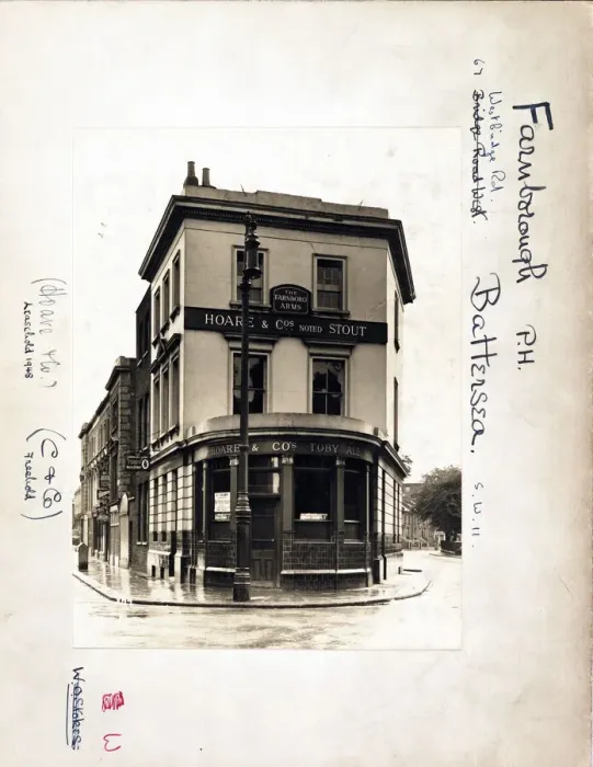 Framed Print : Photograph of Farnborough Arms, Battersea, London Framed Print : Photograph of Farnborough Arms, Battersea, London