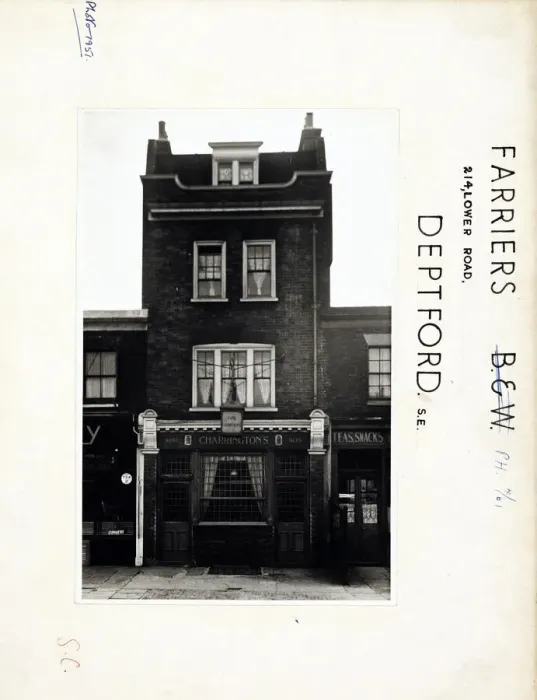 Framed Print : Photograph of Farriers PH, Deptford, London Framed Print : Photograph of Farriers PH, Deptford, London