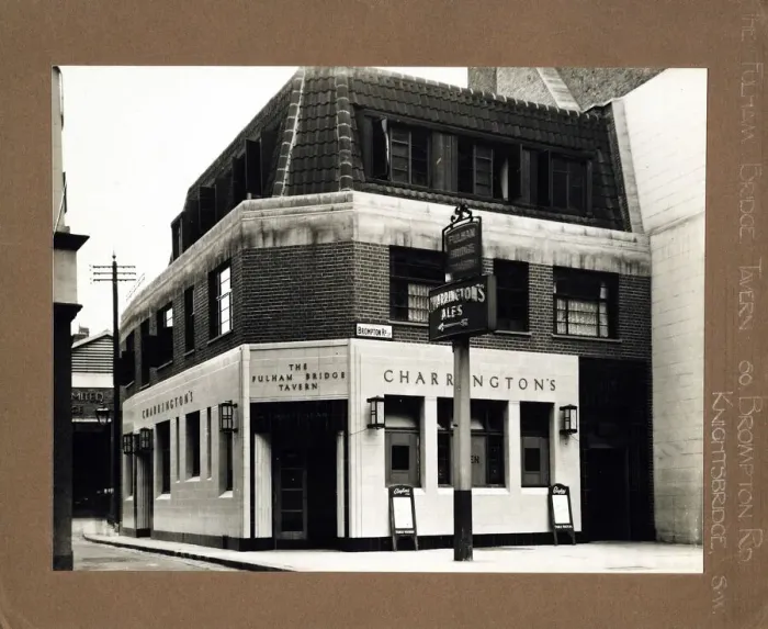 Framed Print : Photograph of Fulham Bridge Tavern, Knightsbridge, London Framed Print : Photograph of Fulham Bridge Tavern, Knightsbridge, London