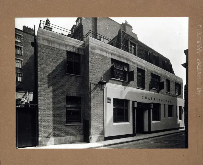 Framed Print : Photograph of Fulham Bridge Tavern, Knightsbridge, London Framed Print : Photograph of Fulham Bridge Tavern, Knightsbridge, London
